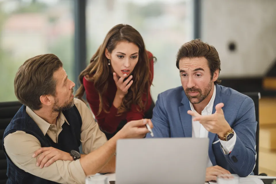 Équipe en réunion autour d’une table de travail