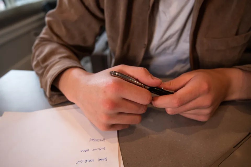 Documents contractuels et stylo sur un bureau